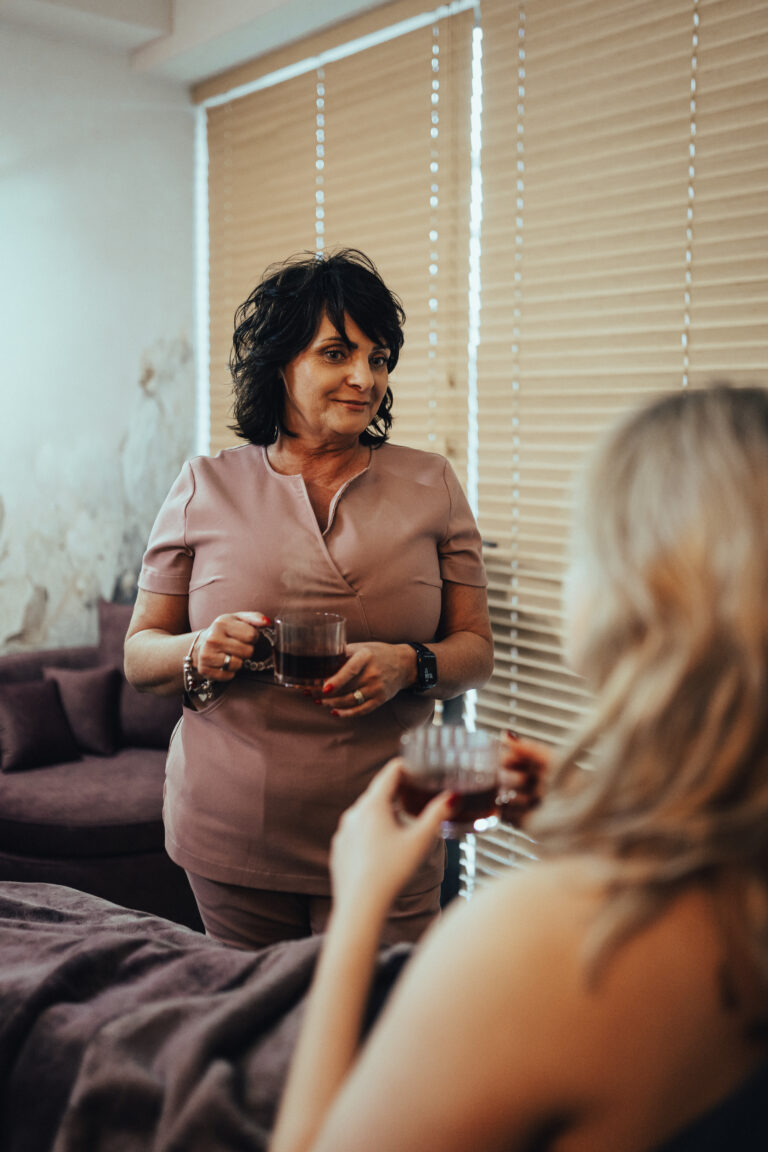 Przyjazna opieka nad pacjentką w centrum DrKilijan podczas wizyty i chwili relaksu po zabiegu