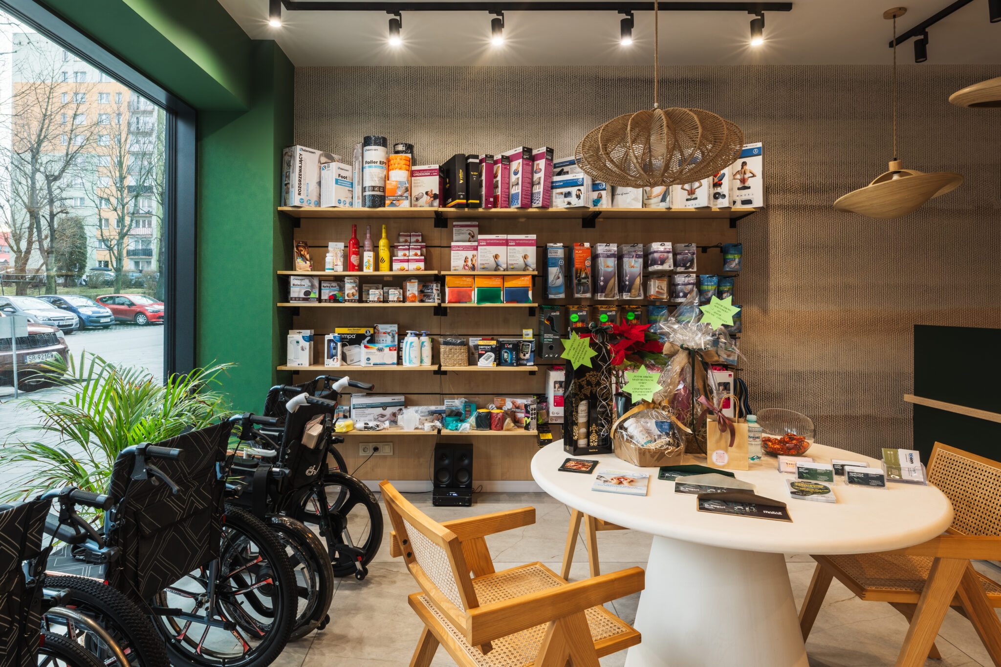 Wnętrze sklepu medycznego Dr Kilijan z wózkami inwalidzkimi, ortezami i sprzętem do rehabilitacji oraz opieki domowej