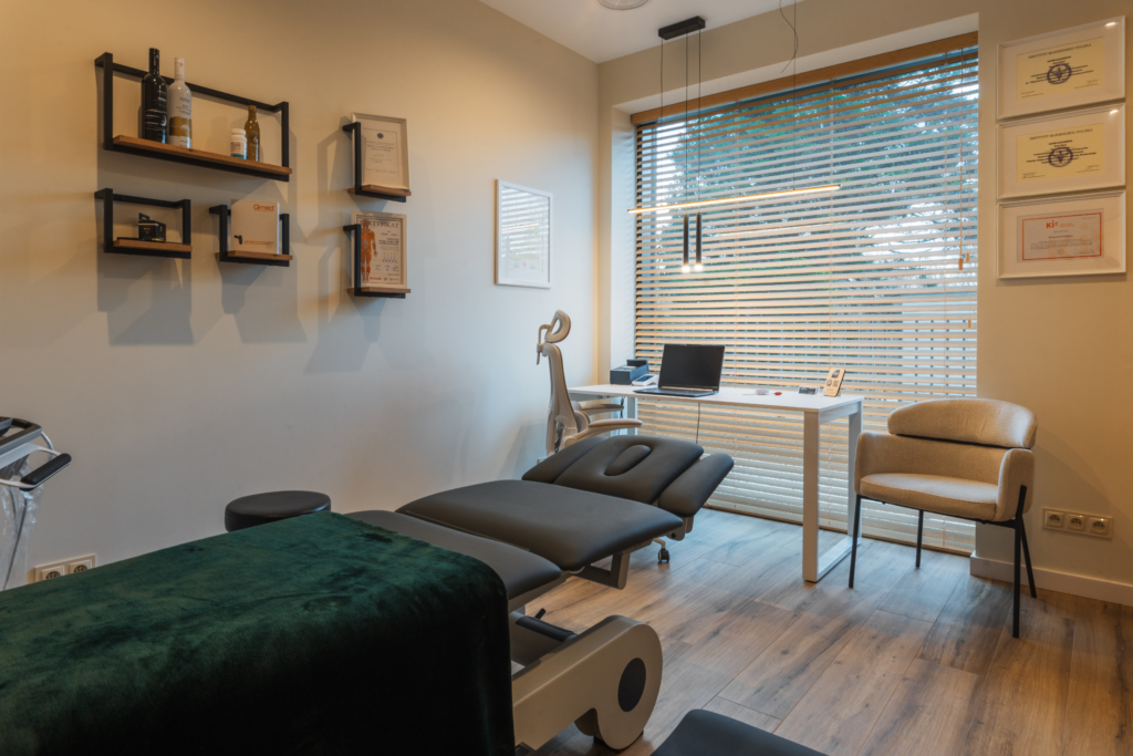 Gabinet Dr Kilijan z leżanką terapeutyczną, biurkiem konsultacyjnym i przestrzenią do fizjoterapii pacjentów