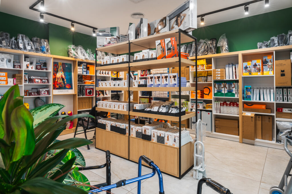 Wnętrze sklepu medycznego Dr Kilijan z ortezami, stabilizatorami, pomocami do chodzenia i sprzętem rehabilitacyjnym