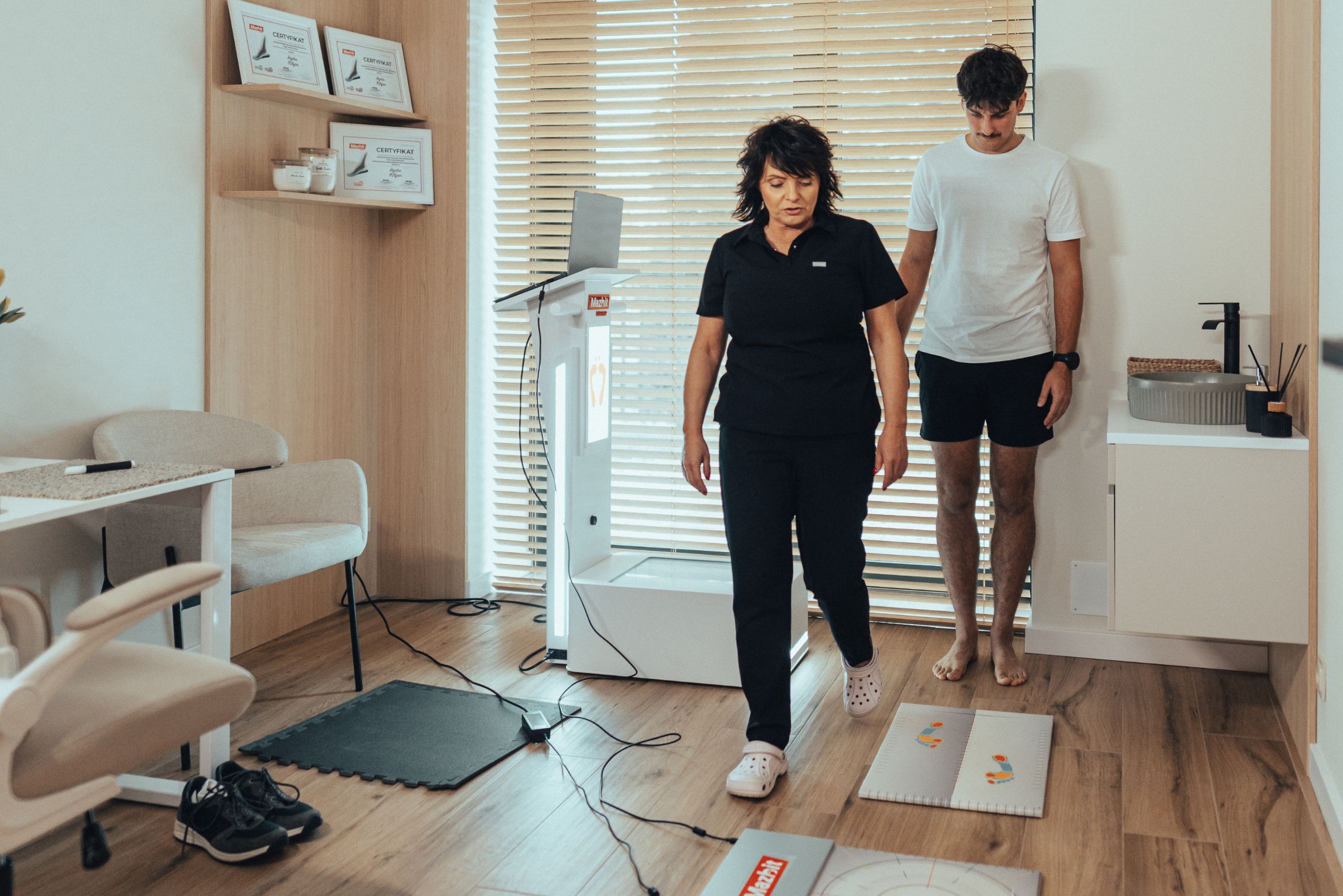 Komputerowe badanie stóp w gabinecie Dr Kilijan podczas analizy chodu i ustawienia stóp pacjenta