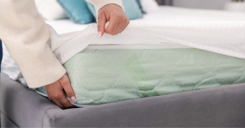 Zakładanie pokrowca na materac piankowy stosowany jako wsparcie w opiece nad pacjentem leżącym