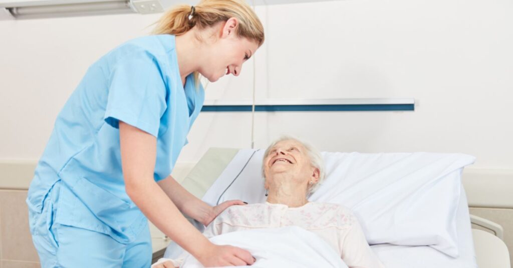 Opiekunka pomaga osobie leżącej w łóżku podczas codziennej opieki i zmiany pozycji