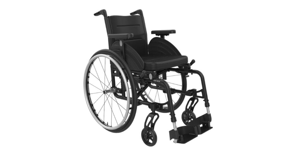 Czarny wózek aktywny z dużymi kołami, regulowanymi podnóżkami i lekką konstrukcją do codziennego poruszania się